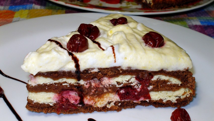 Шоколадный торт с творогом и вишней