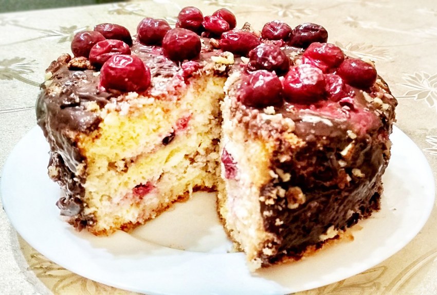 Торт с вишней разрез