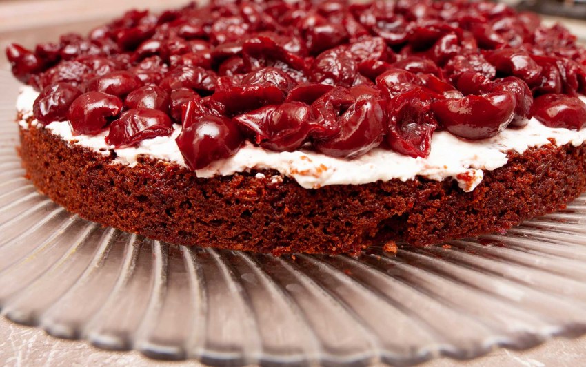 Шоколадный торт с ягодной прослойкой