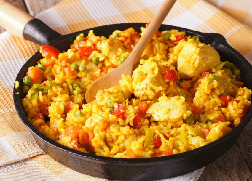 Плов с курицей на белом фоне