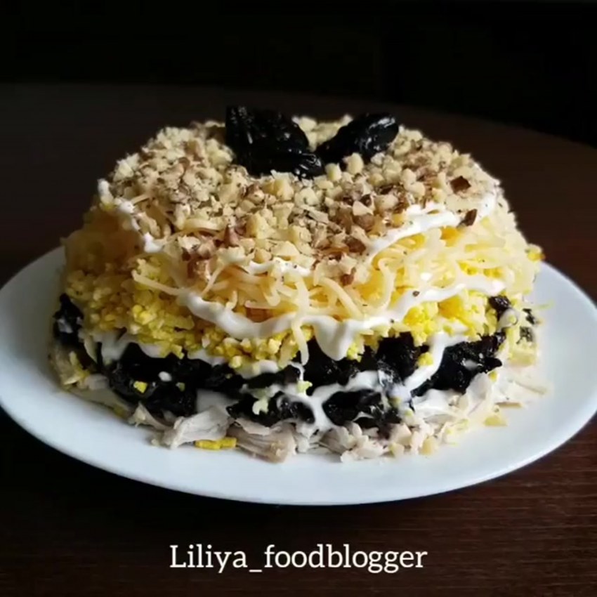 Салат с черносливом и курицей