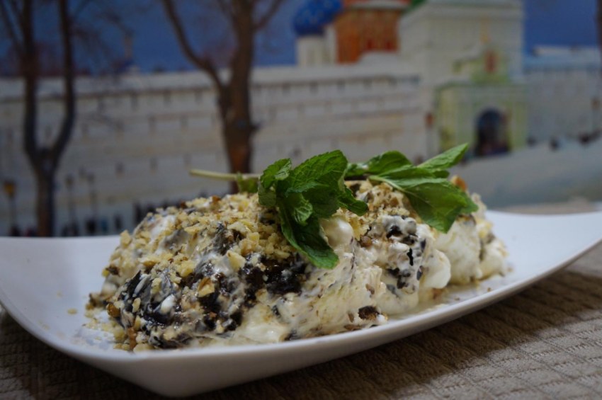 Салат с черносливом и куриной грудкой