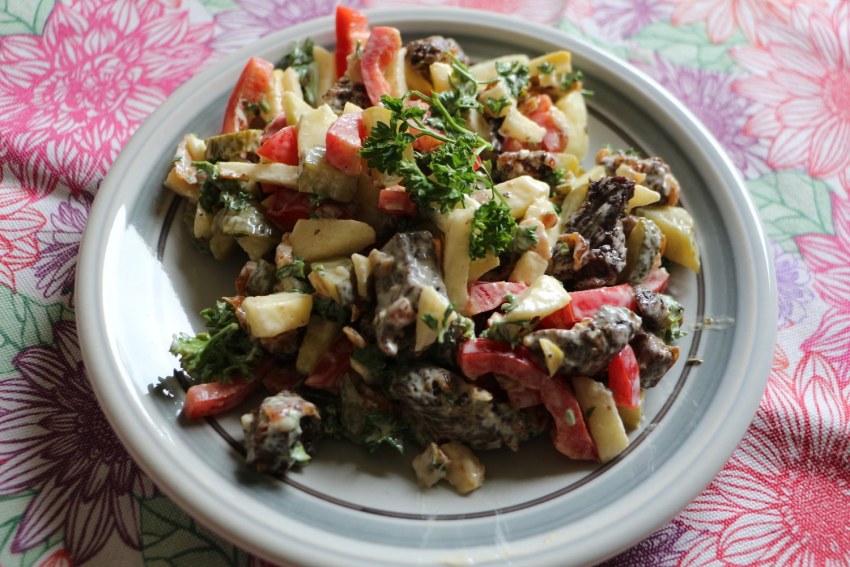 Вкусный салат с черносливом и курицей