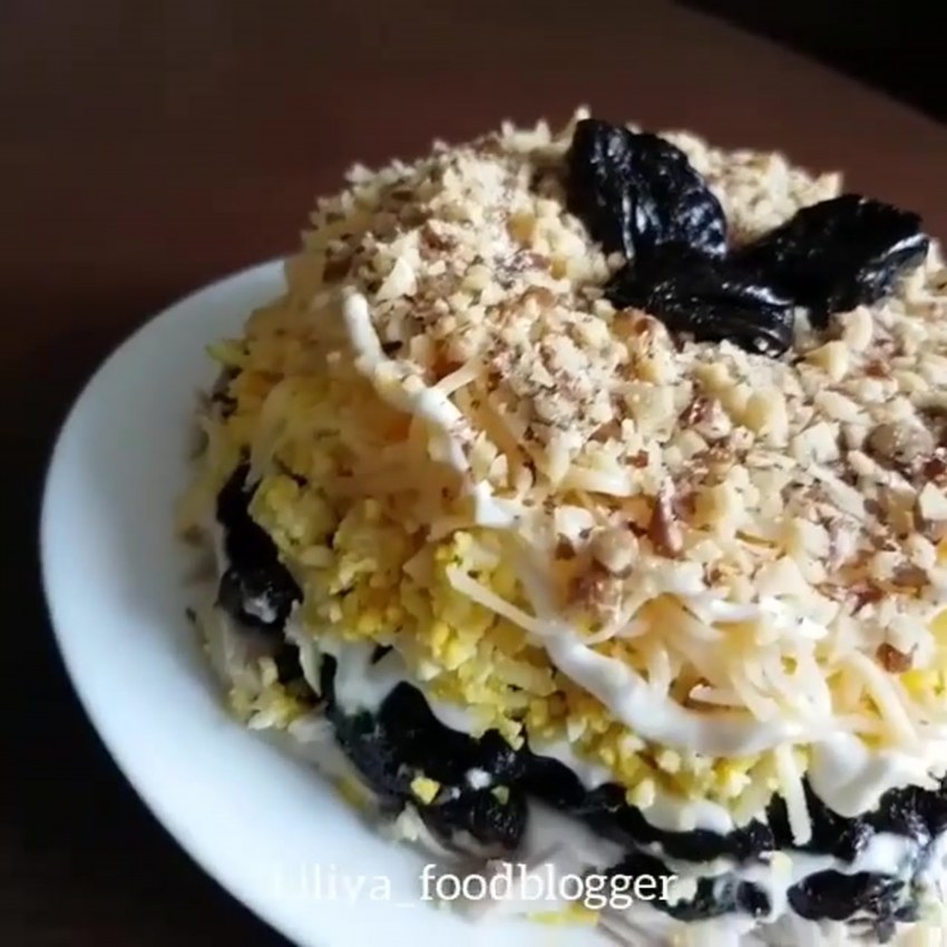 Салат с черносливом и курицей слоями