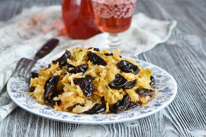 Салат с копчёной курицей и черносливом