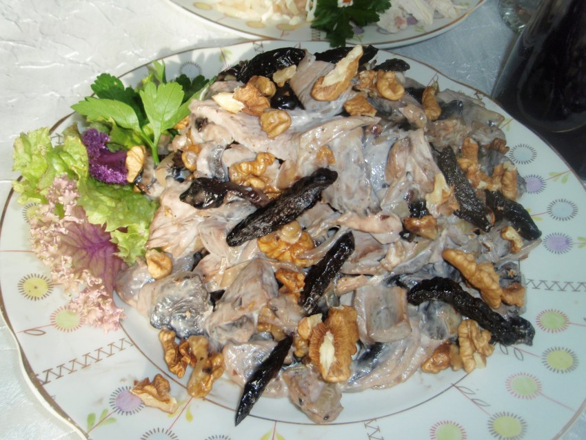 Салат любимый с грецкими орехами
