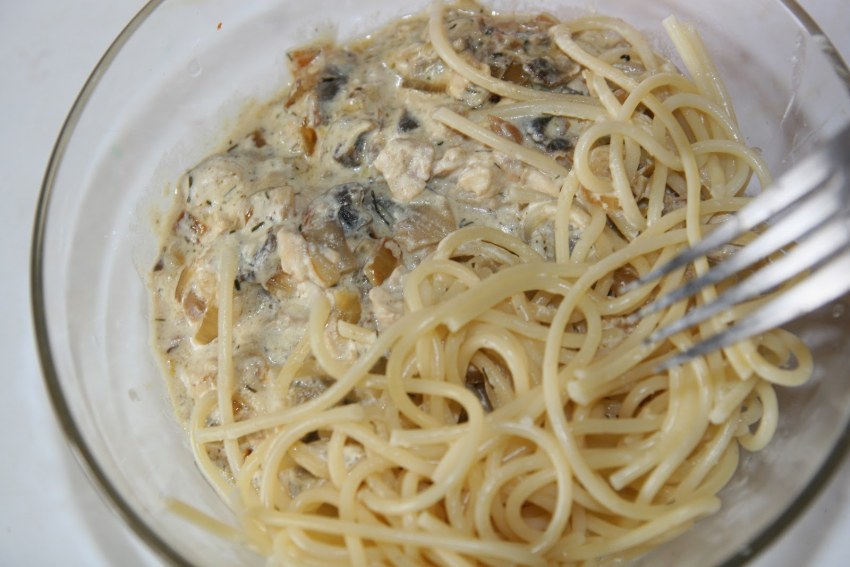 Макароны с грибами и сметаной