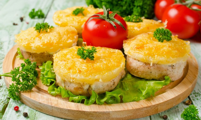 Медальон из индейки с брусничным соусом