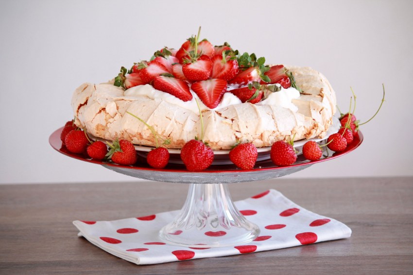 Шикарный торт с клубникой