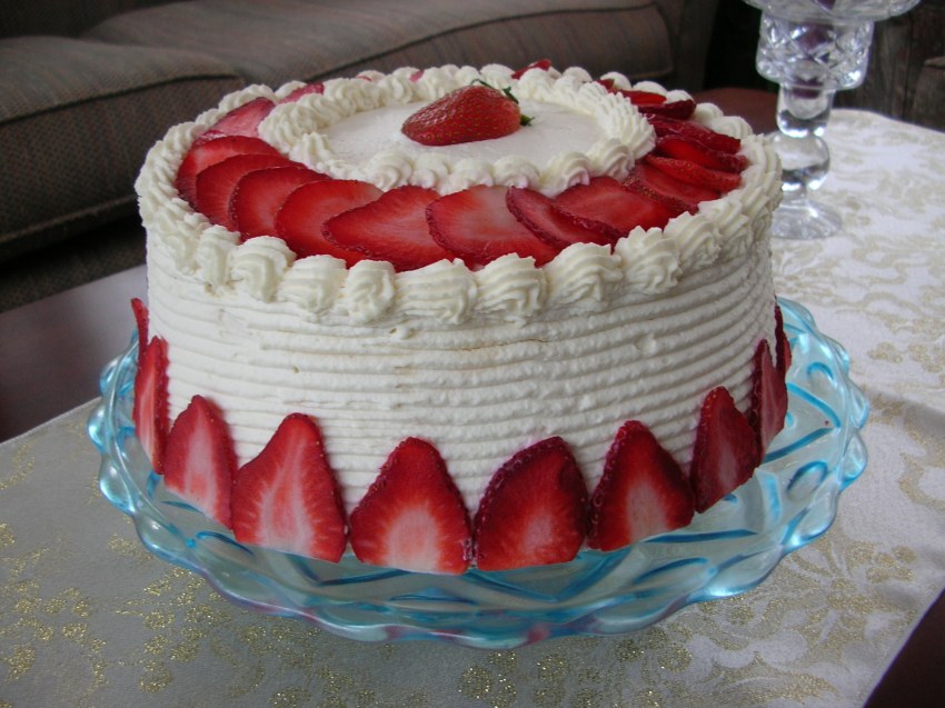 Меренговый торт с малиной