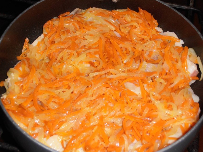 Рыба тушеная с морковью и луком