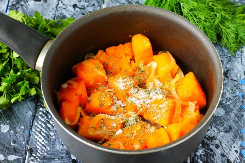 Рыба тушеная с морковью и луком