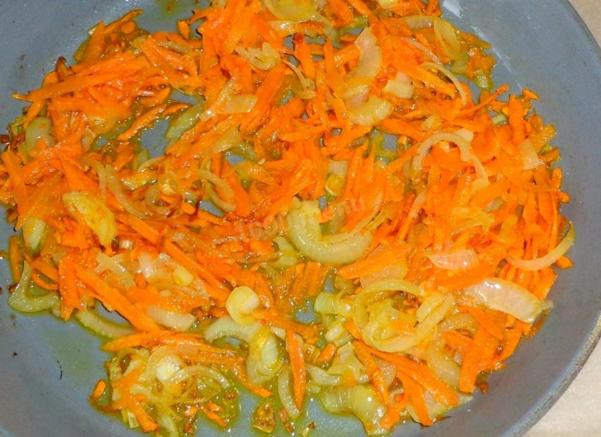 Рыба тушеная с морковью и луком