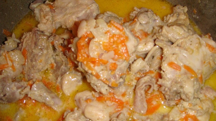 Курица тушеная с овощами на сковороде