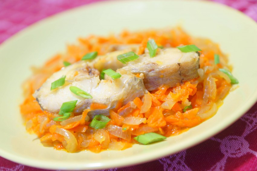 Тушеная овсянка с луком и морковью