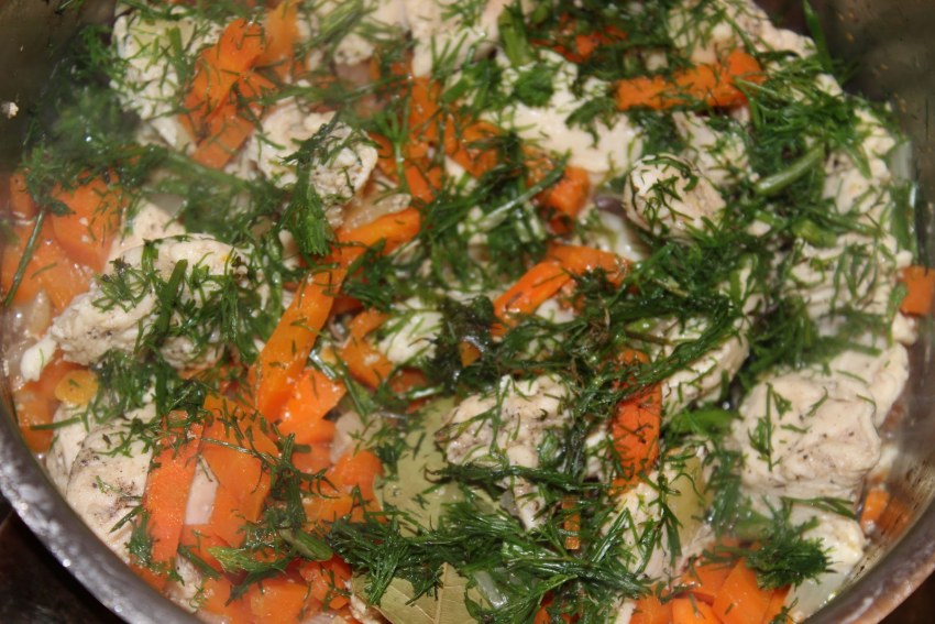 Треска тушеная с морковью и луком