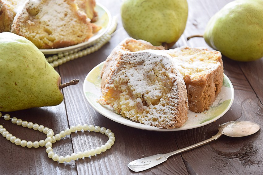 Шарлотка с грушами