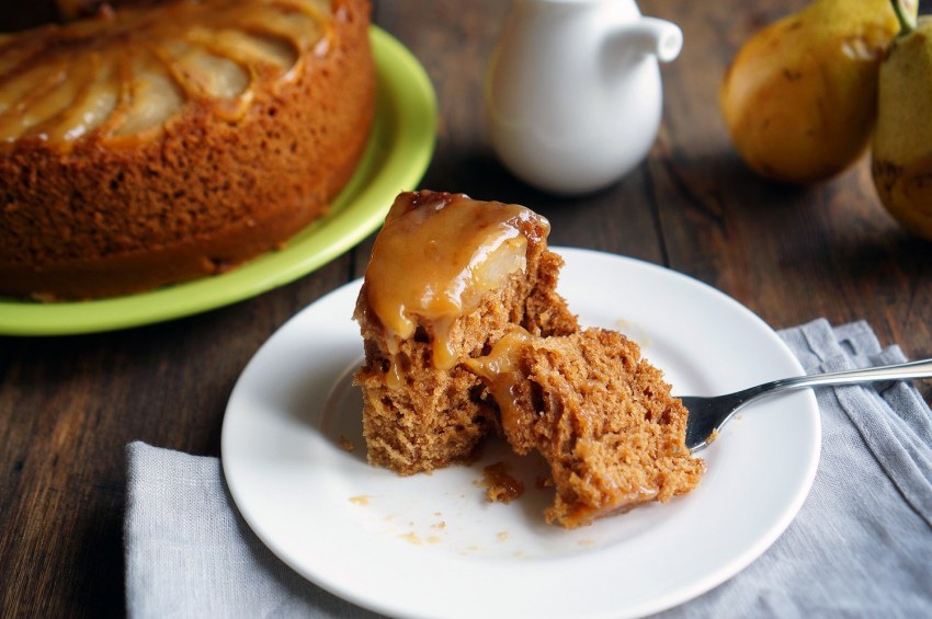 Кекс с карамельными грушами