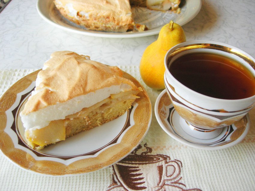 Пирог с грушами и меренгой
