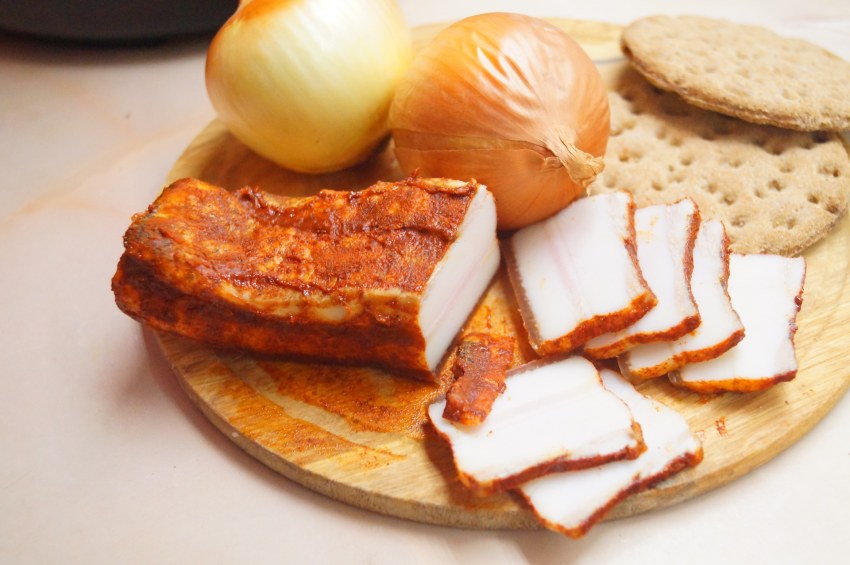 Шпик в луковой шелухе