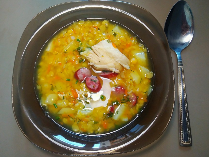 Суп с охотничьими колбасками и сыром