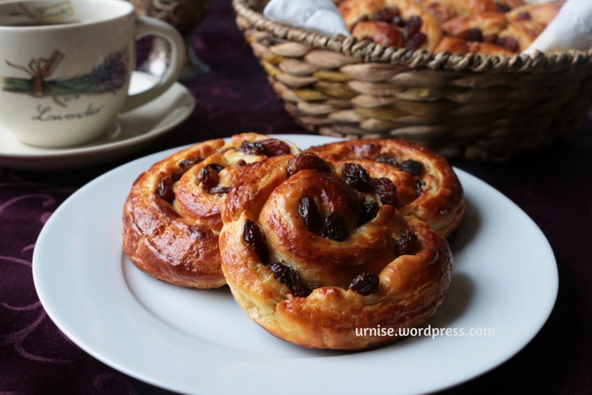 Сдоба с маком и изюмом