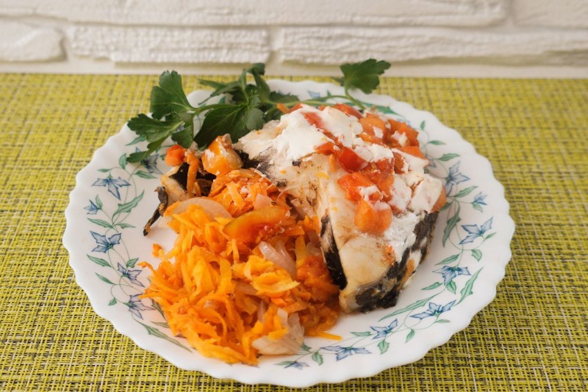 Зубатка запеченная с овощами