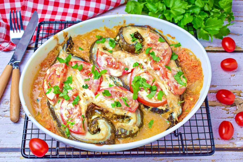 Зубатка запеченная с сыром и помидорами