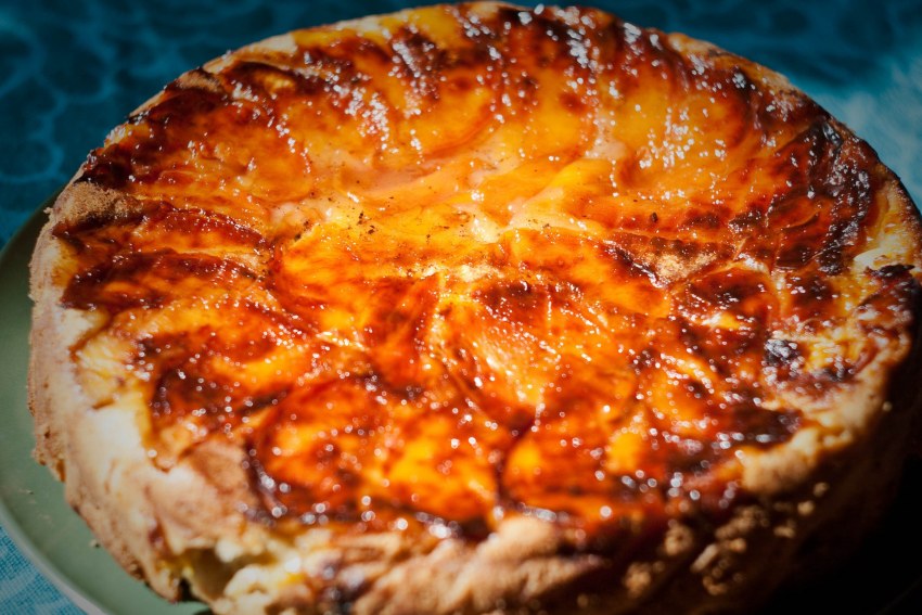 Пирог перевертыш с персиками