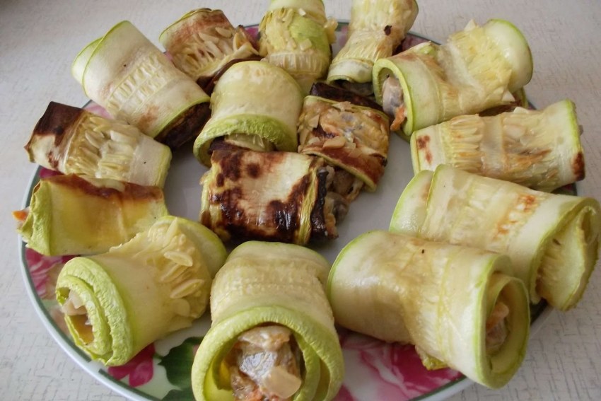 Кабачковый рулет с начинкой из куриного фарша и грибов