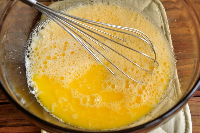 Слойки с яйцом, ветчиной и сыром