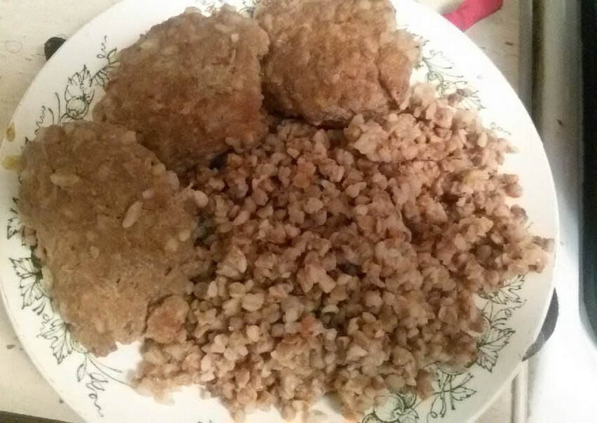 Тефтели из фарша с рисом с подливкой на сковороде со сметаной