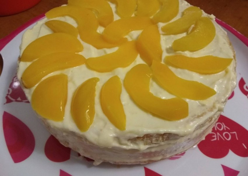 Торт с клубникой и персиками консервированными