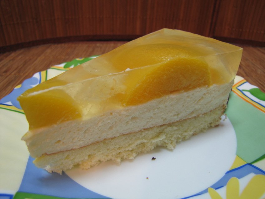Торт с персиками и сметанным кремом