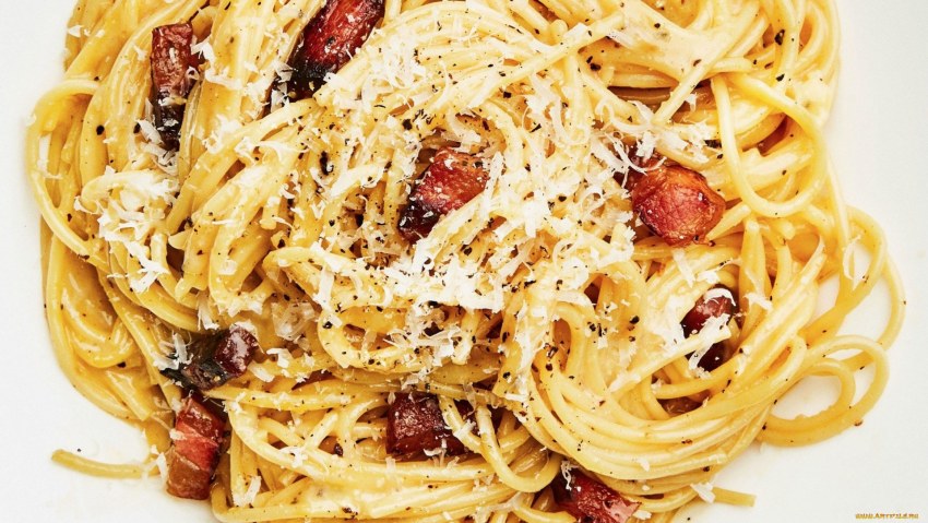 Макароны с колбасой и кабачками