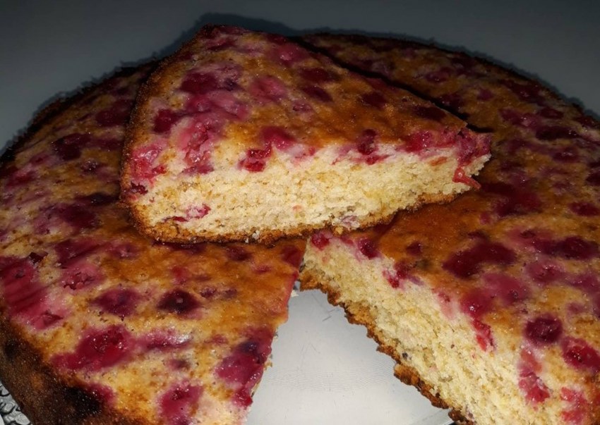 Пирог с брусникой на кефире