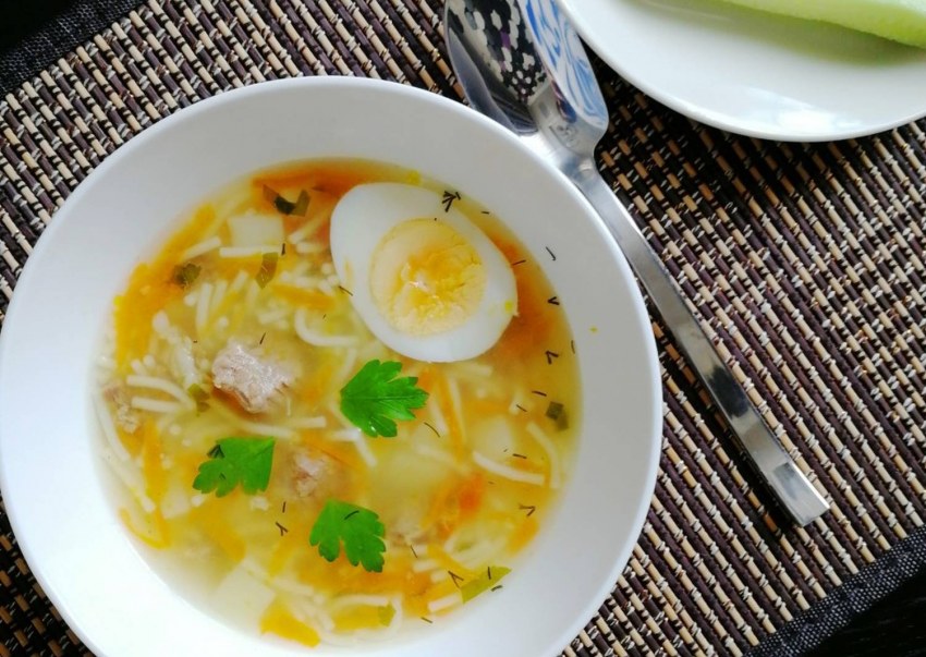Суп вермишелевый с курицей и яйцом