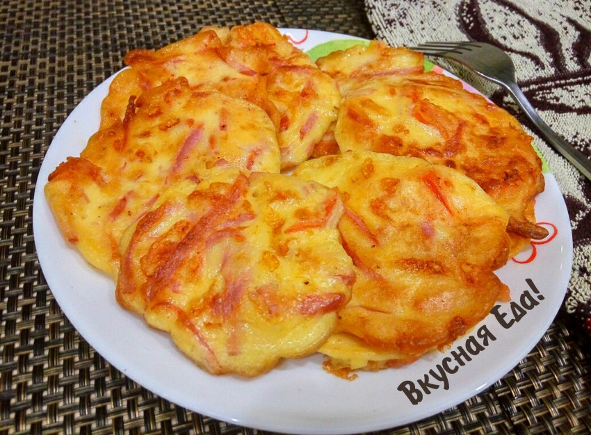 Оладьи с колбасой и сыром