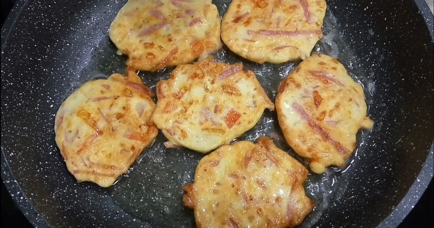Оладьи с колбасой и сыром и помидорами