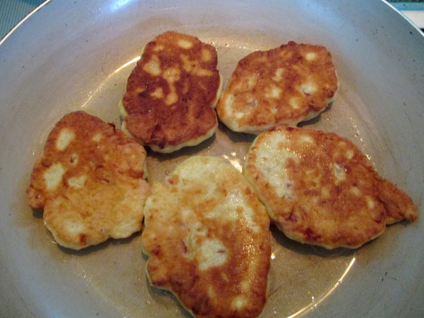 Кабачковые оладьи с сыром и колбасой