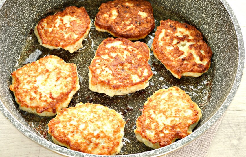 Оладьи с колбасой и сыром