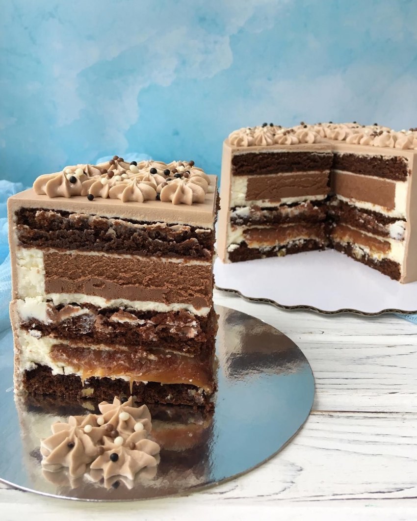 Торт с карамелью и орехами