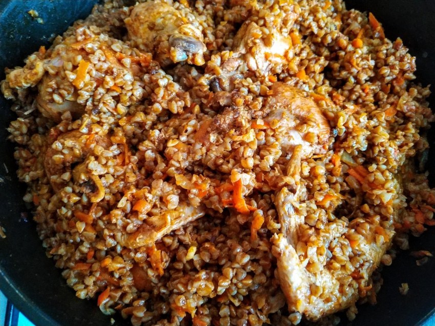 Гречневая каша с грибами и луком и морковью