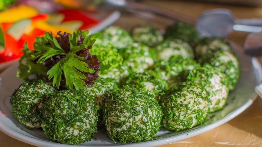 Сырные шарики на шпажках