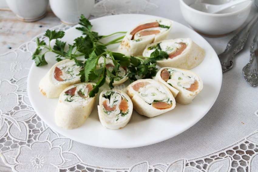 Рулет из лаваша с красной рыбой и творожным сыром
