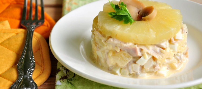 Салат с ананасом и куриной грудкой и сыром