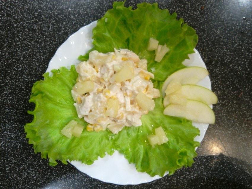 Салат из куриной грудки с ананасом