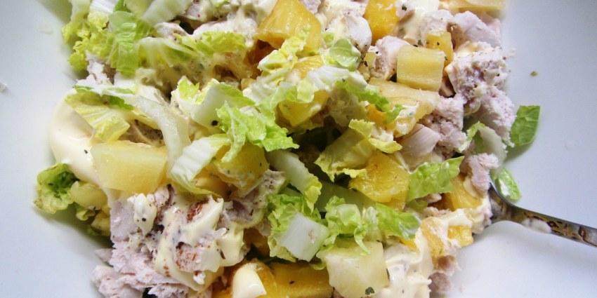 Салат с копчёной курицей и ананасами и пекинской капустой