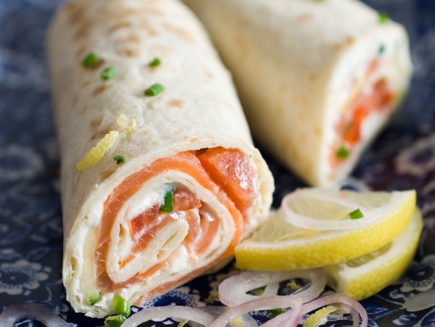 Ролл с семгой в лаваше