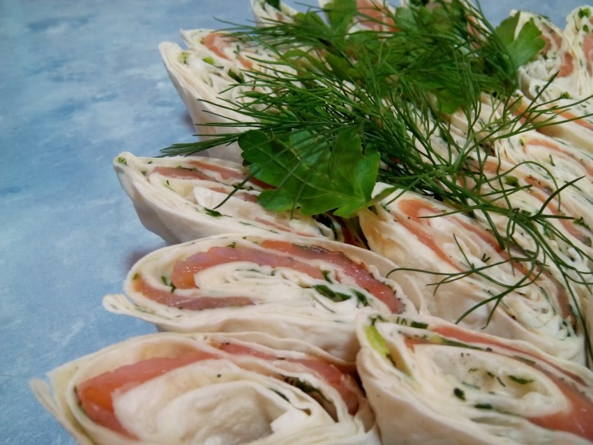 Рулетики из лаваша с рыбой